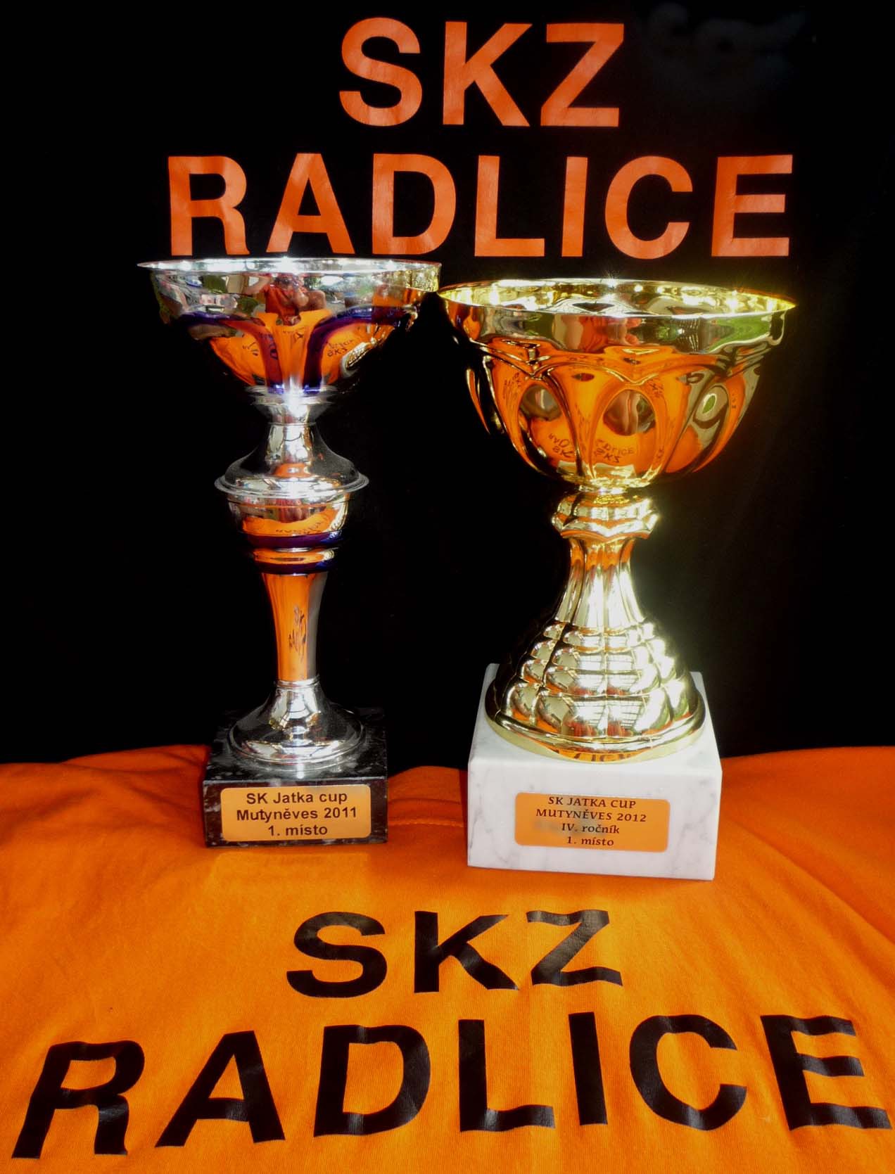 zapis-do-historie--pohary-za-vitezstvi-v-mutynevsi-2011-a-2012-vedle-sebe.jpg